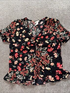 H&M Black Floral Ruched V-Neck Short Sleeve Top